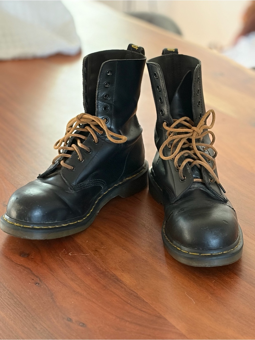 Dr. Martens Black Leather Lace-Up Boots with Tan Laces 1460 8 eyelet boot